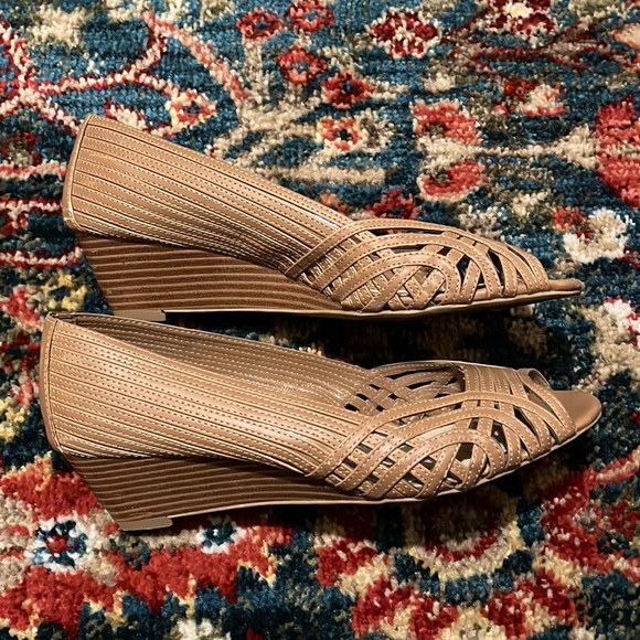 Tan Dana Buchman shoes - Picture 2 of 5
